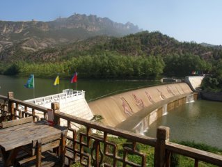 Vue sur un barrage et la muraille de Chine