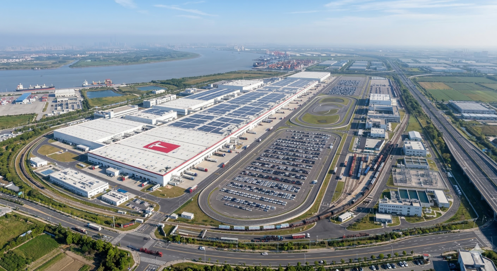 vue aerienne de la gigafactory tesla à shanghai