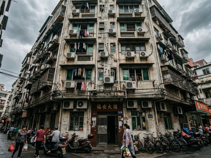 Chine : une femme échappe de justesse à un climatiseur en chute libre à Guangdong