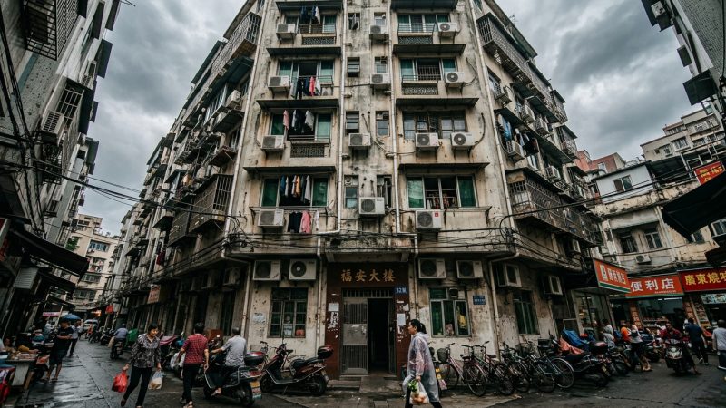 Chine : une femme échappe de justesse à un climatiseur en chute libre à Guangdong