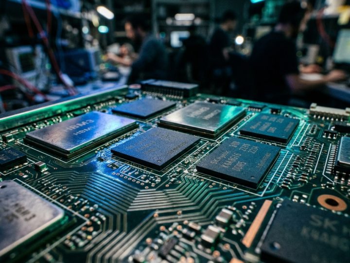 Samsung et SK Hynix sonnent l&rsquo;alarme : la mémoire pour l&rsquo;IA manque cruellement
